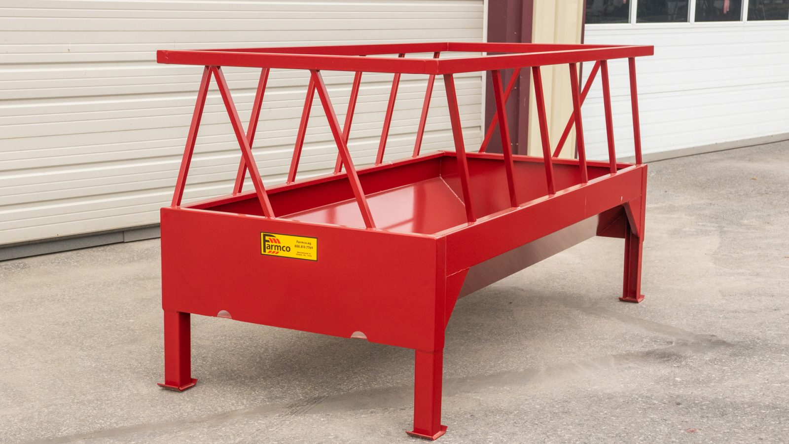 red bunk feeder as one of best ways to feed beef cattle